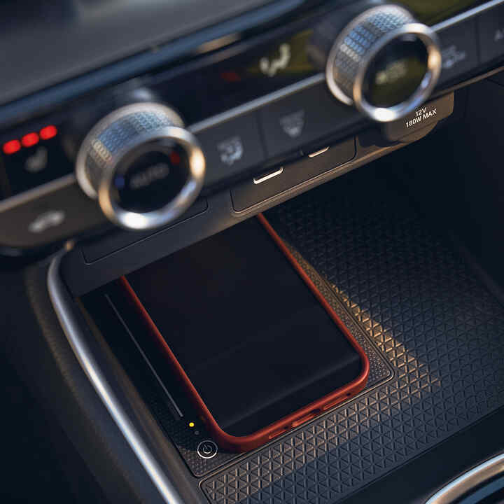 Detailný záber na technológiu bezdrôtového nabíjania vozidla Honda CR-V Hybrid.