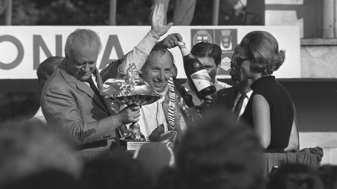 John Surtees pri našom druhom víťazstve v pretekoch Formuly 1 v Monze.