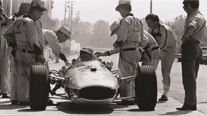 Soichiro Honda v rámci príprav na naše prvé preteky seriálu Formuly 1 v roku 1964 pri Veľkej cene Maďarska.