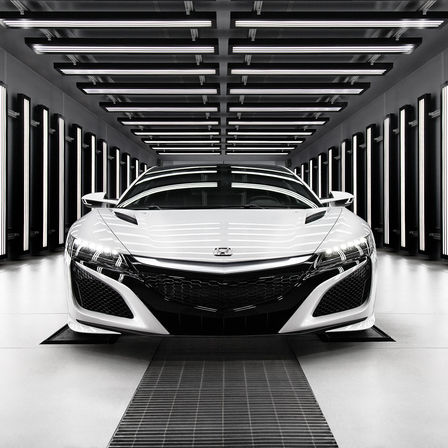 Pohľad spredu na model Honda NSX Hybrid zaparkovaný v garáži.