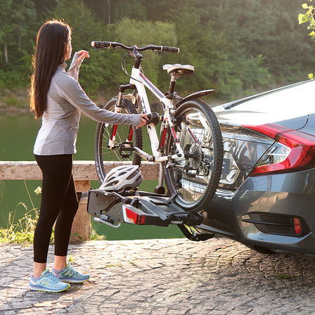 Detailný pohľad na 4-dverovú Hondu Civic s nosičom na bicykle.